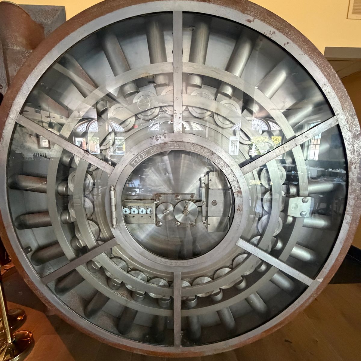 The original lock mechanism of the 1904 vault door at Marée